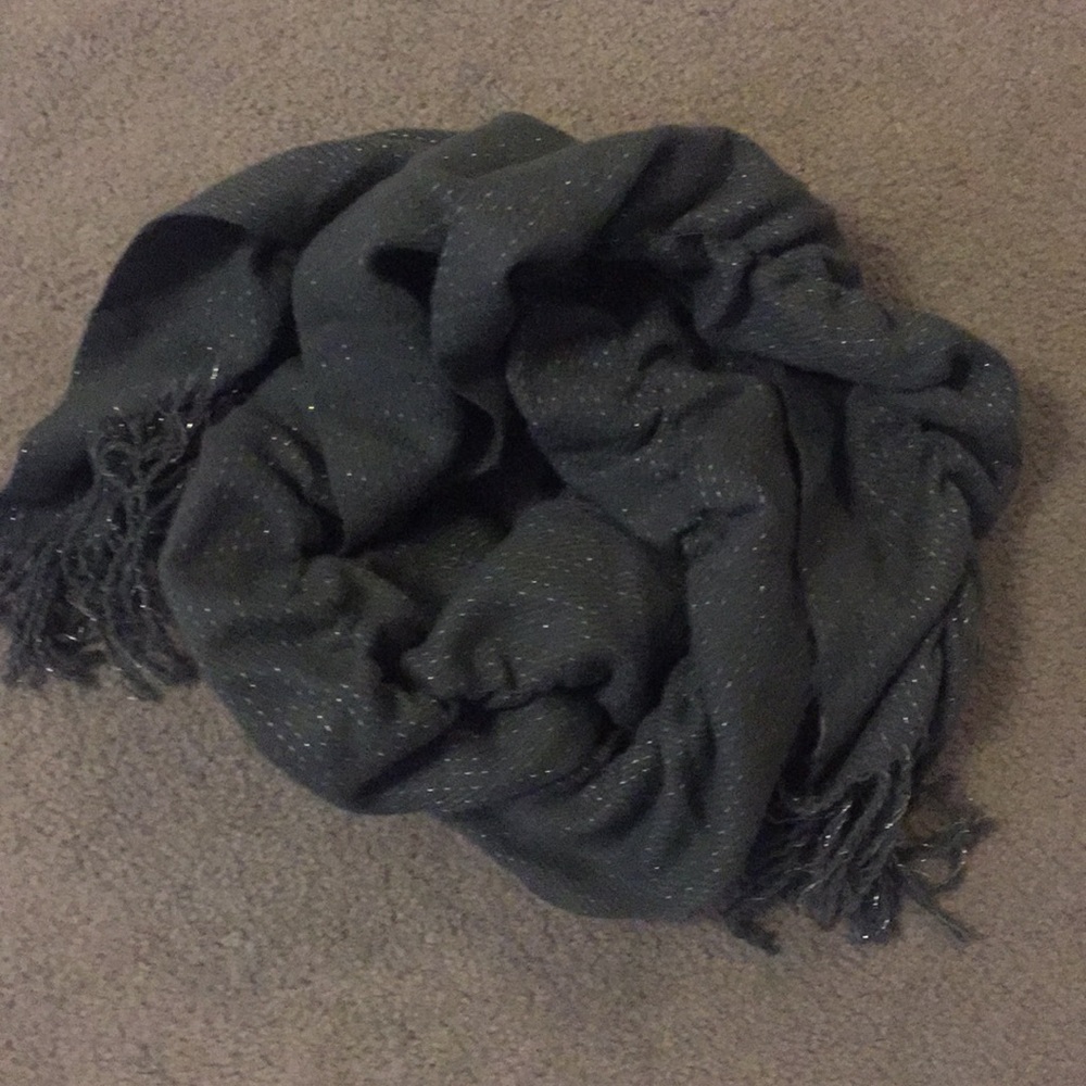 Gray scrunchy scarf